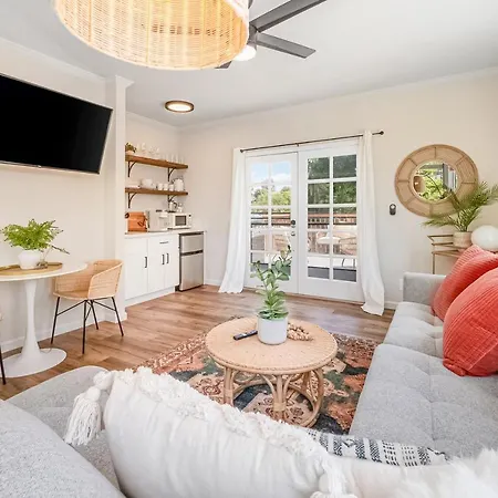Downtown Beauty - Unit B Villa